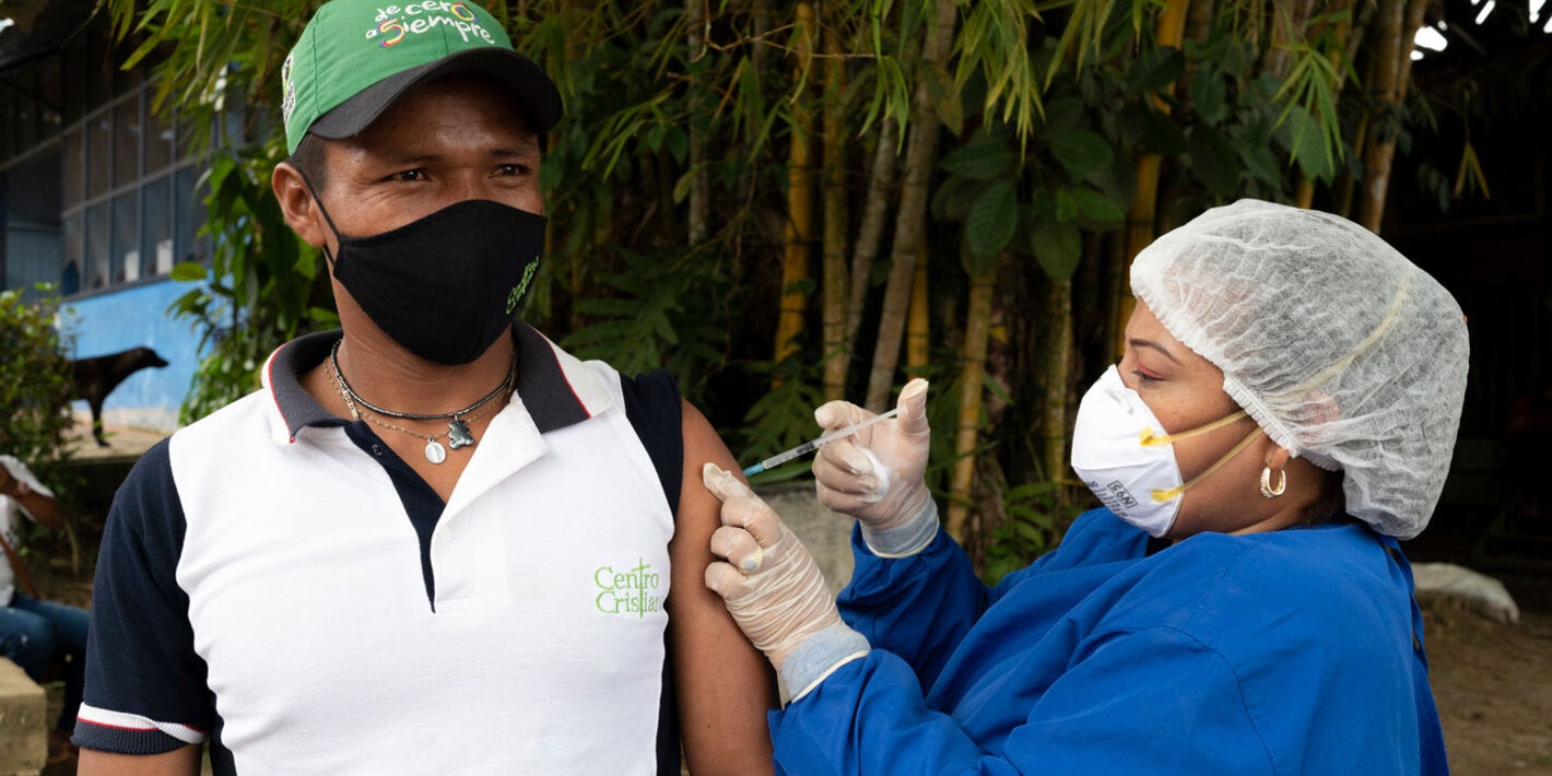 vacunadora_ a Indigena