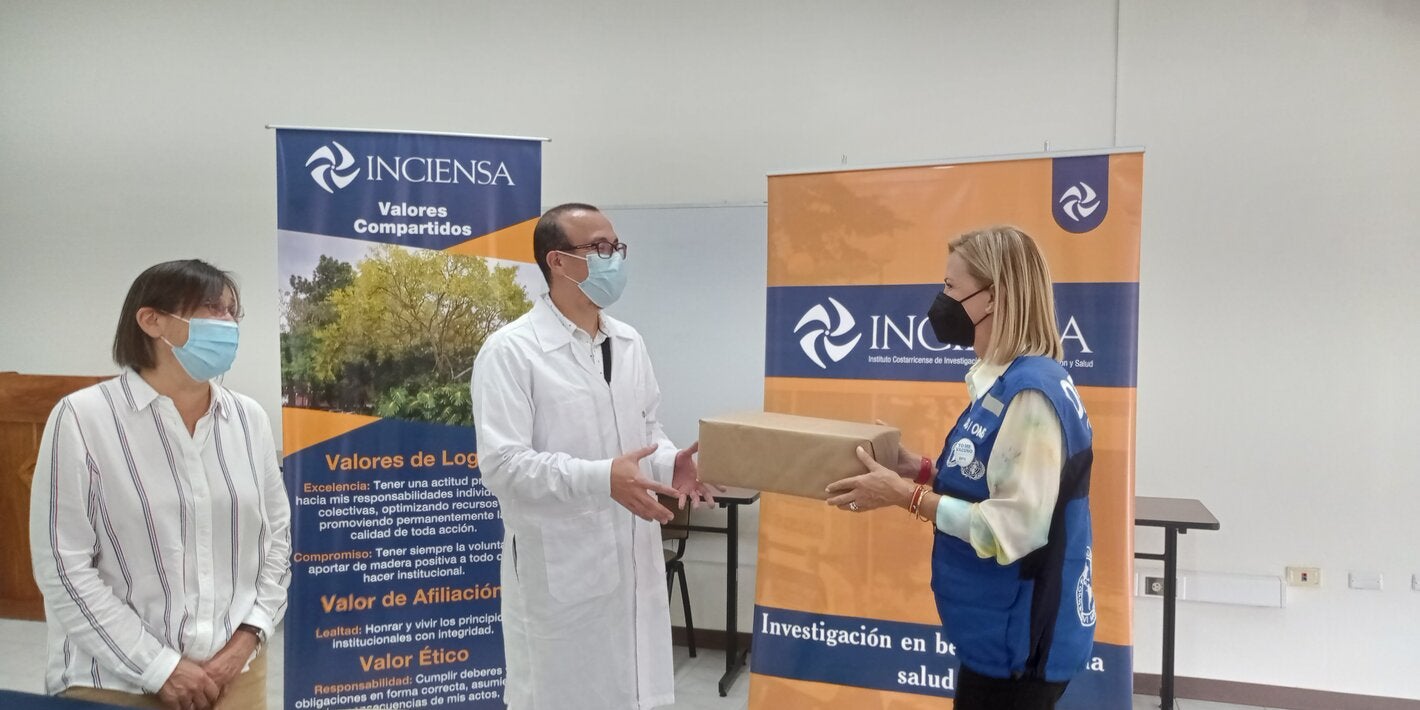 Entrega de kits por parte de la Dra. María Dolores Pérez