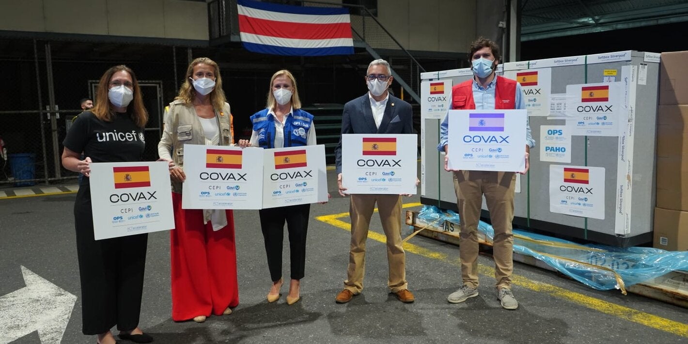 Autoridades en el recibimiento de las vacunas