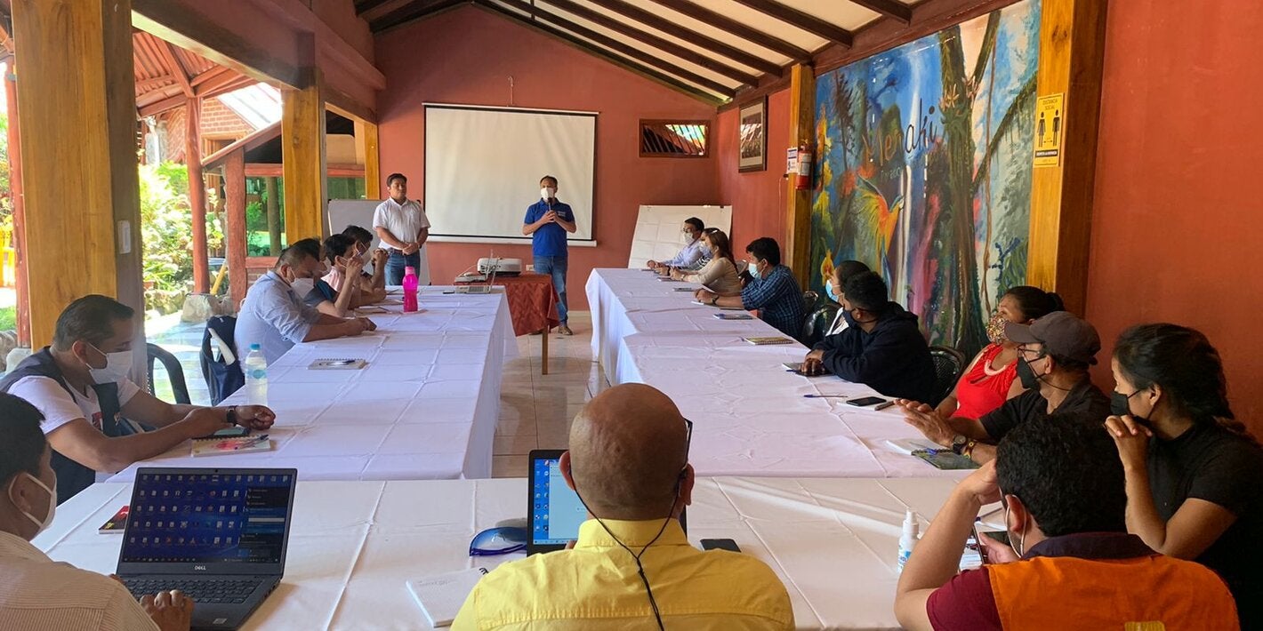 OPS prepara a líderes comunitarios y personal sanitario en gestión de riesgos en salud, en Loja y Zamora