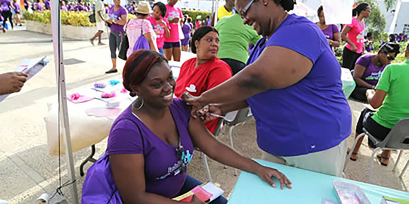 mujer recibiendo vacuna
