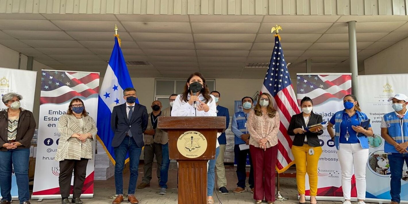 Representante OPS HND recepcción vacunas COVAX