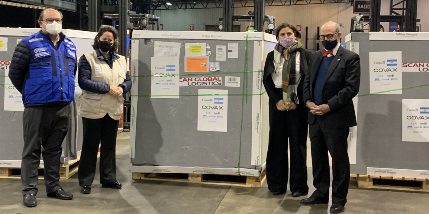 Arribaron al país 549.600 dosis donadas por Canadá a través del mecanismo COVAX