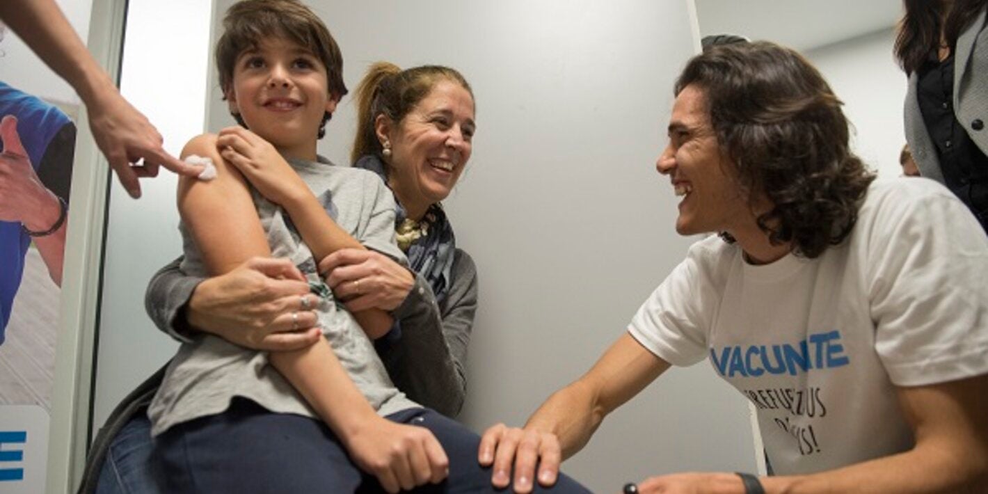 cavani y nino vacunando