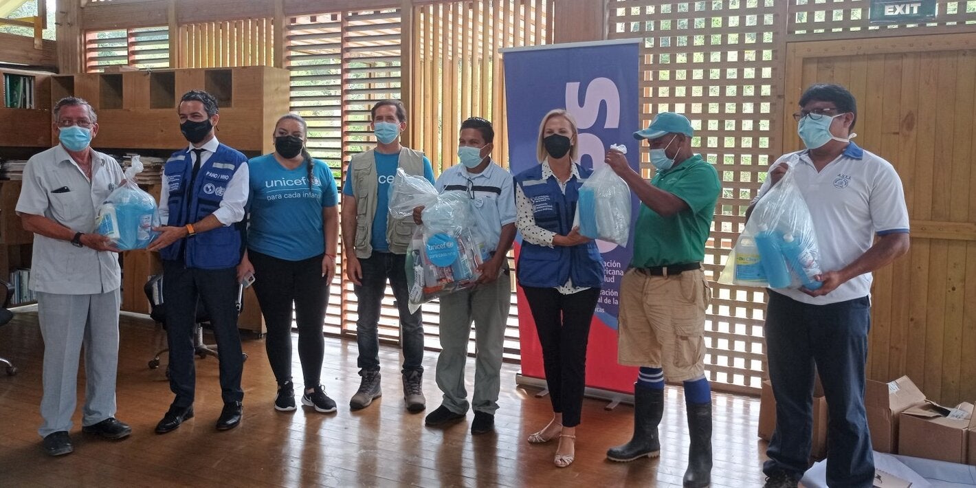 Entrega de kits a miembros de la comunidad