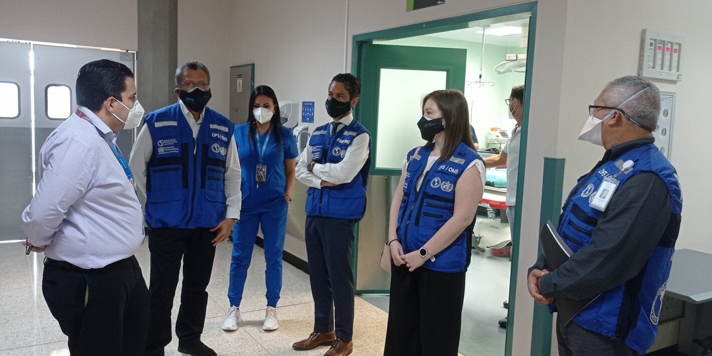 Miembros de OPS/OMS durante el recorrido por el hospital