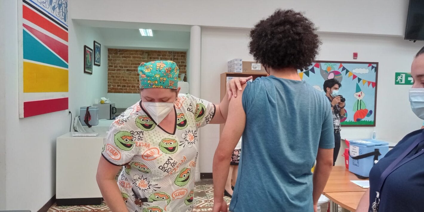 Joven entre 12 y 17 años recibiendo la vacuna contra la COVID-19