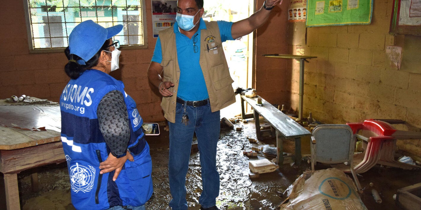 Personnel de l'OPS/OMS dans sur le terrain