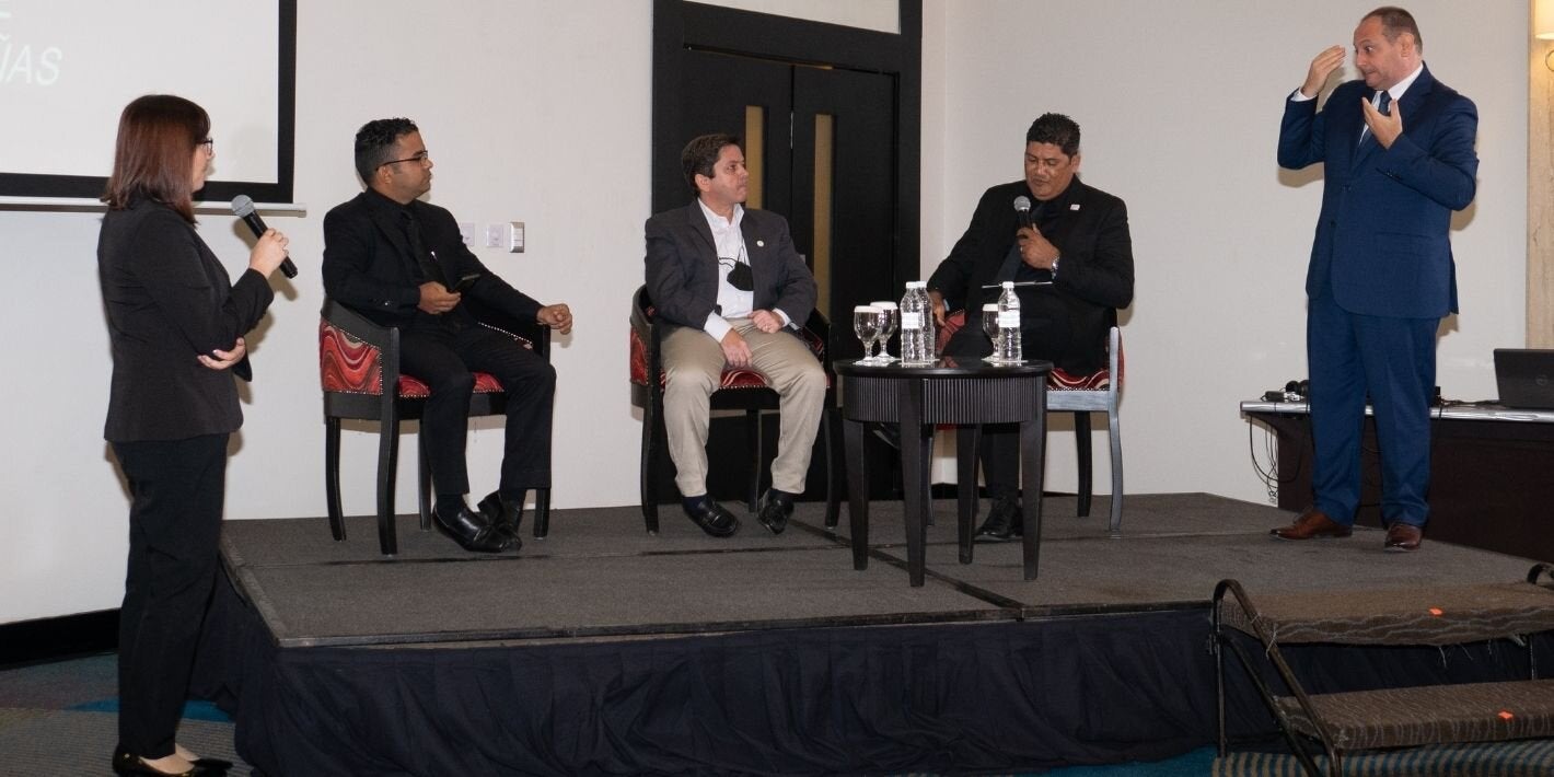 Interpretación lenguaje de señas durante la actividad de lanzamiento del manual