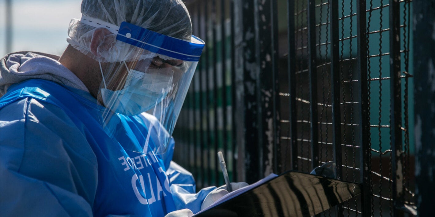 Trabajador de salud haciendo encuesta