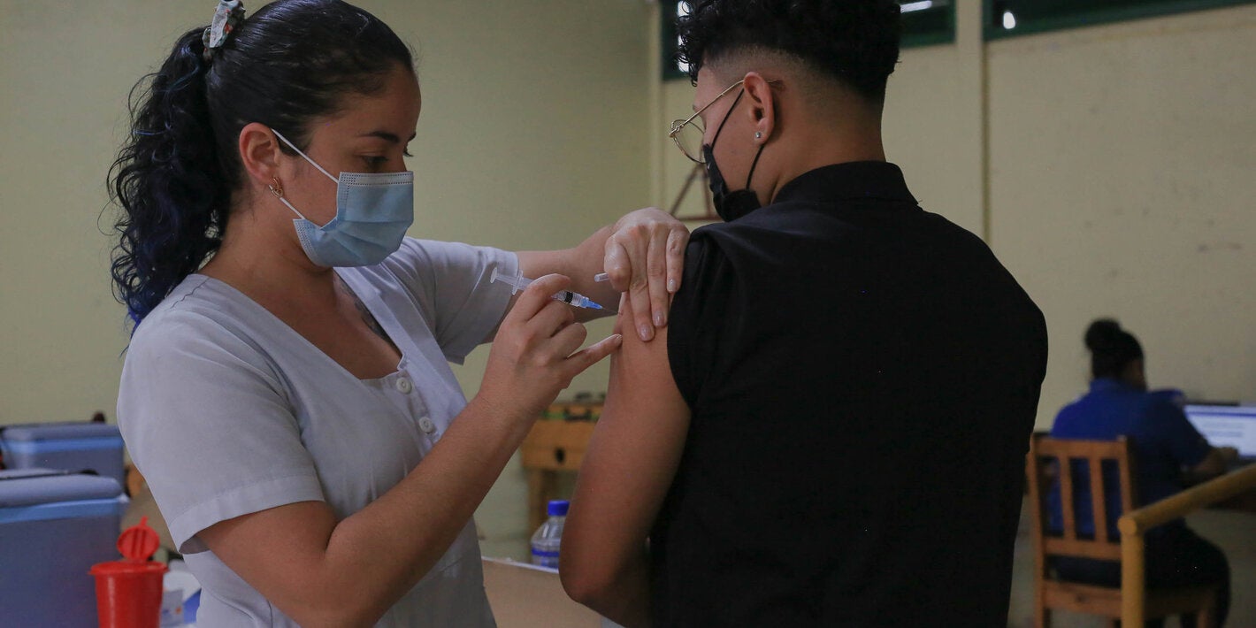 Persona siendo vacunada