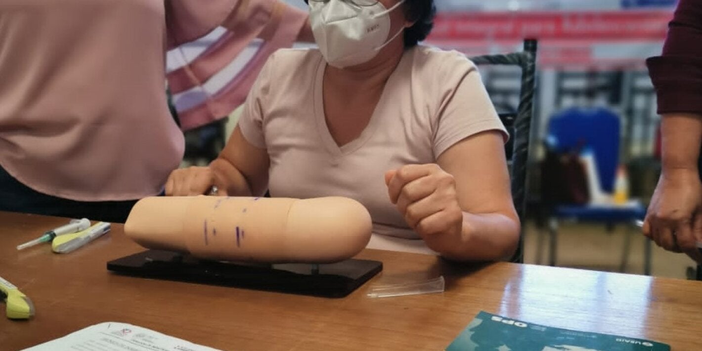 Partera-aprende-con-simularores-a-colocar-implante