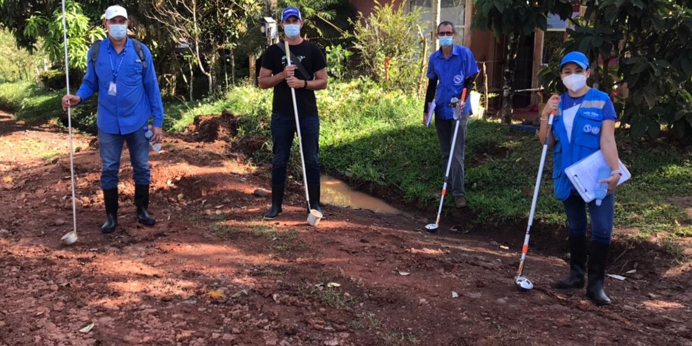 Equipo interinstitucional en trabajo de campo