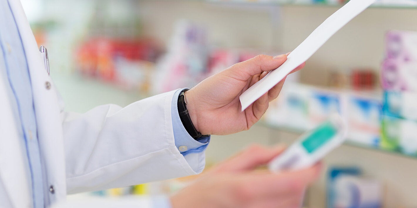 Farmacéutico con prescripción en farmacia