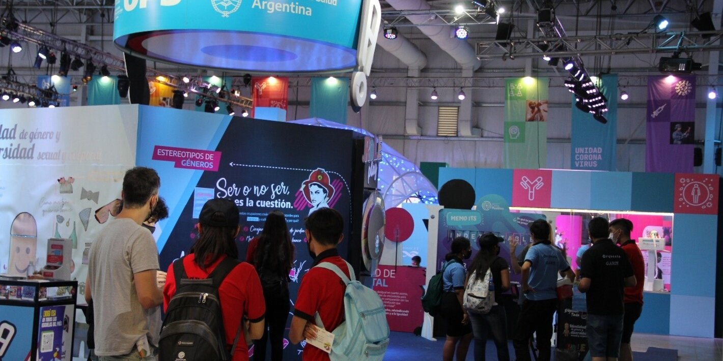 Adolescentes transitando el espacio "Punto A" en Argentina