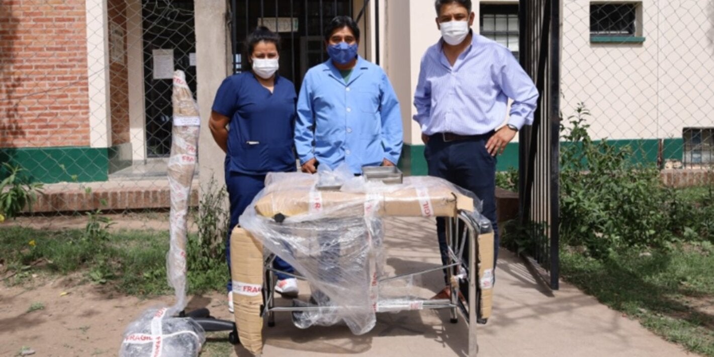 Personal de salud recibiendo los insumos entregados