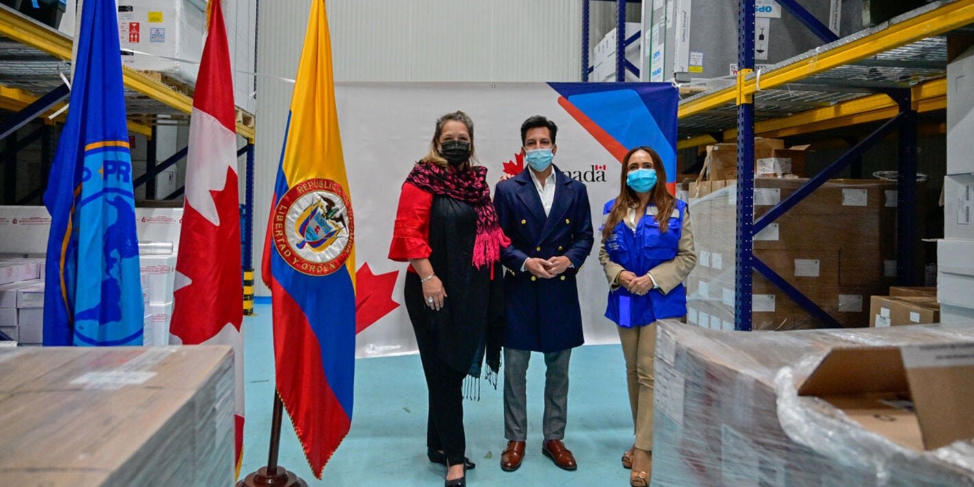 Personas que entregan donacion