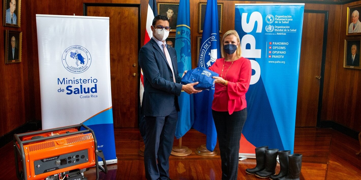 Representante OPS entregando donación a Ministro de Salud