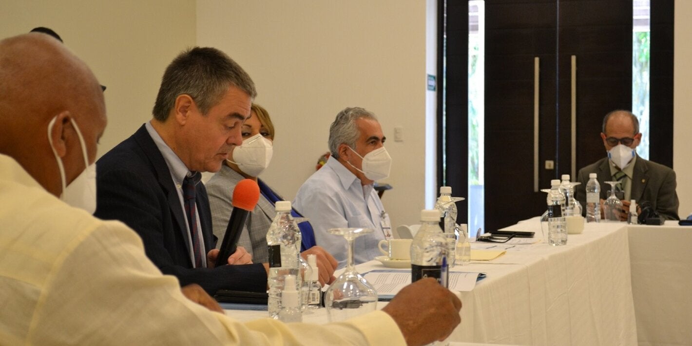 Autoridades de OPS y el Ministerio de Salud Pública durante inicio del curso.