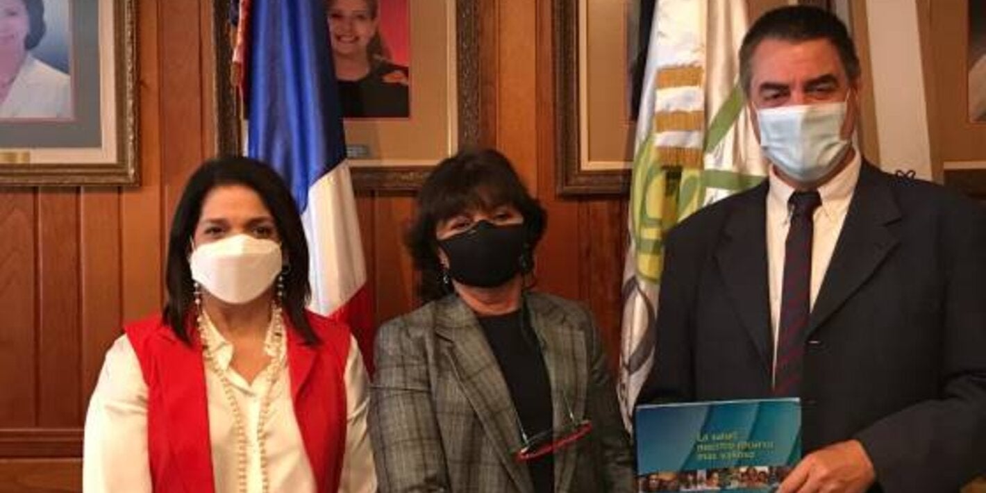 Represente de OPS/OMS, doctor Olivier Ronveaux, durante la entrega de equipos a CONANI.