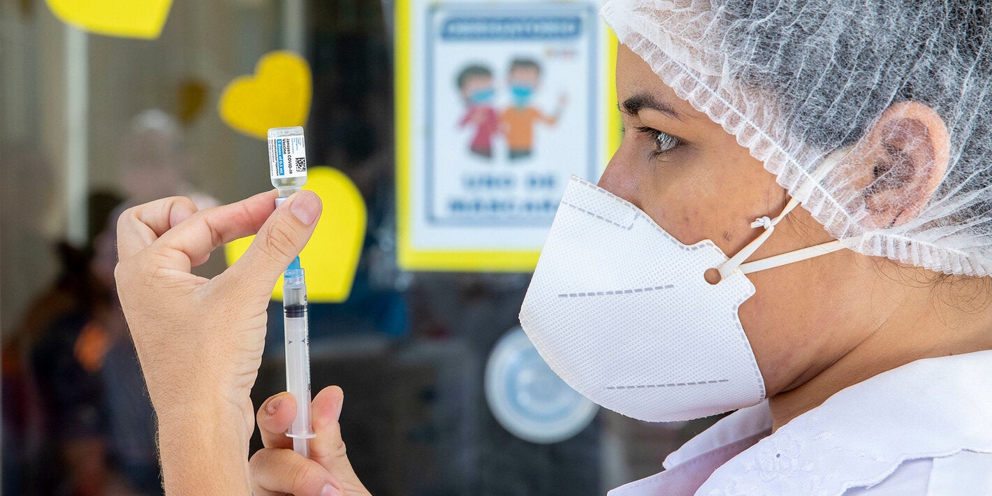 Trabajador de salud se prepara para administrar vacuna