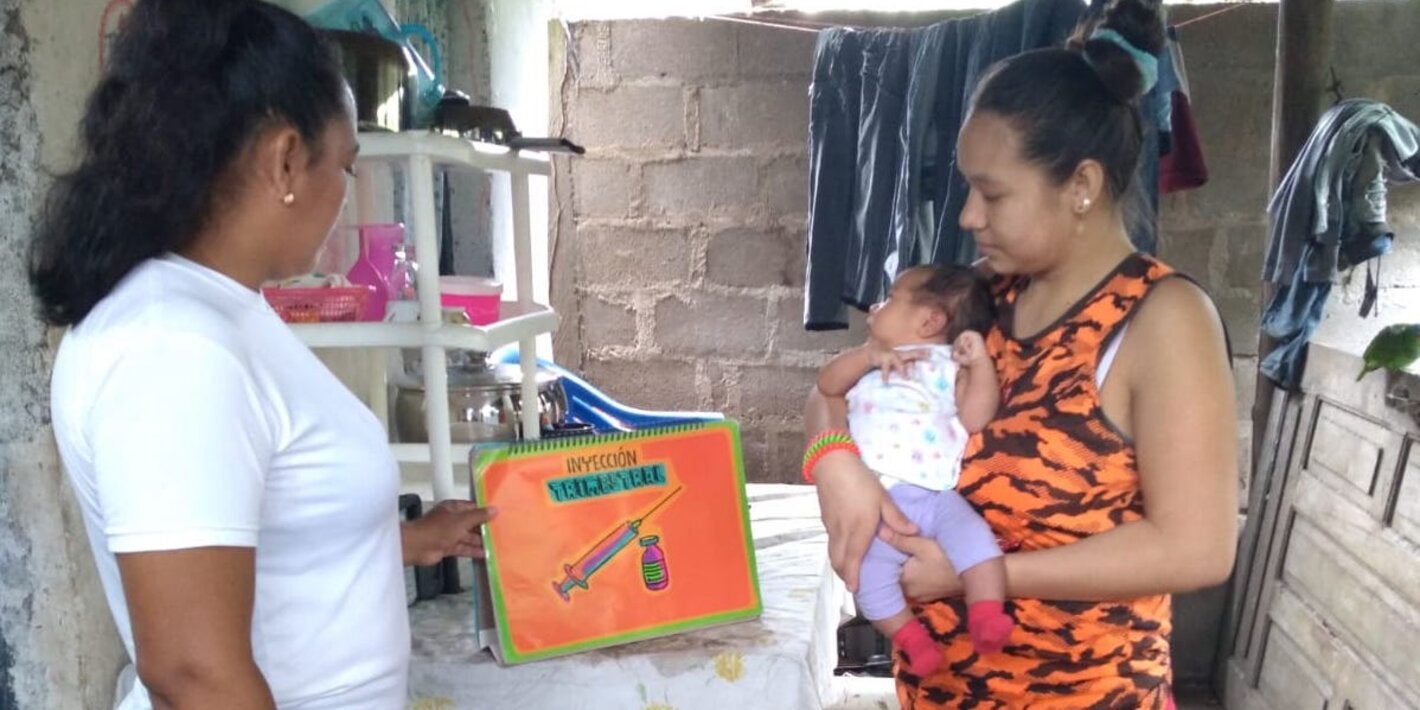 Madre primeriza agradece apoyo de colaboradora voluntaria