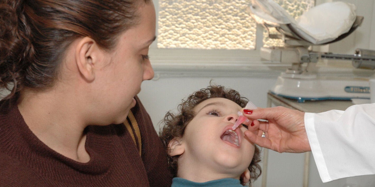 Niño recibe vacuna contra la poliomielitis