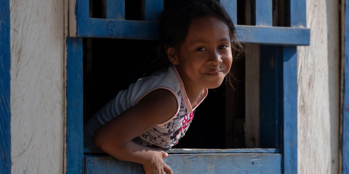 niña por la ventana