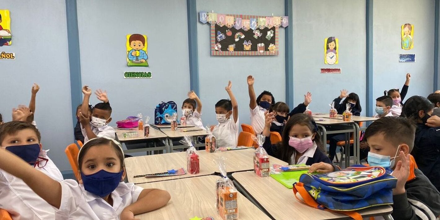Niños en su primer día de lecciones presenciales del 2022