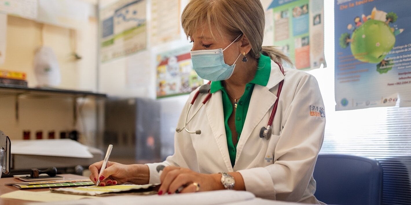 Trabajador de salud usando la CIE-11