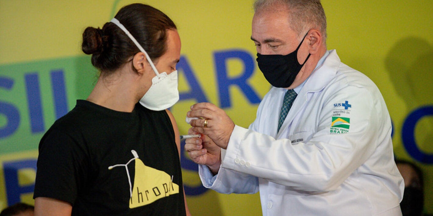 Ministro da Saúde do Brasil, Marcelo Queiroga, utilizando a vacina nacional em um jovem