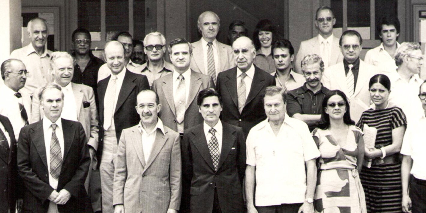 Reunión del Comité Asesor Científico, bajo el liderazgo del Dr. Raúl Casas, en las instalaciones de Panaftosa, en 1976.