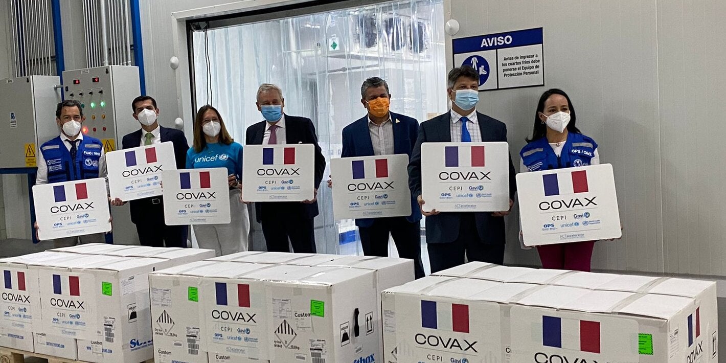 Recibimiento de las vacunas en la bodega de frigoríficos de la CCSS