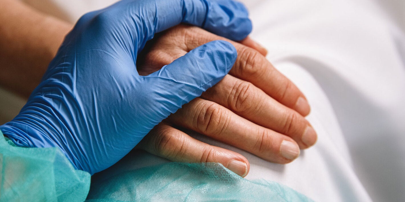 Un profesional de la salud ofrece apoyo a un paciente