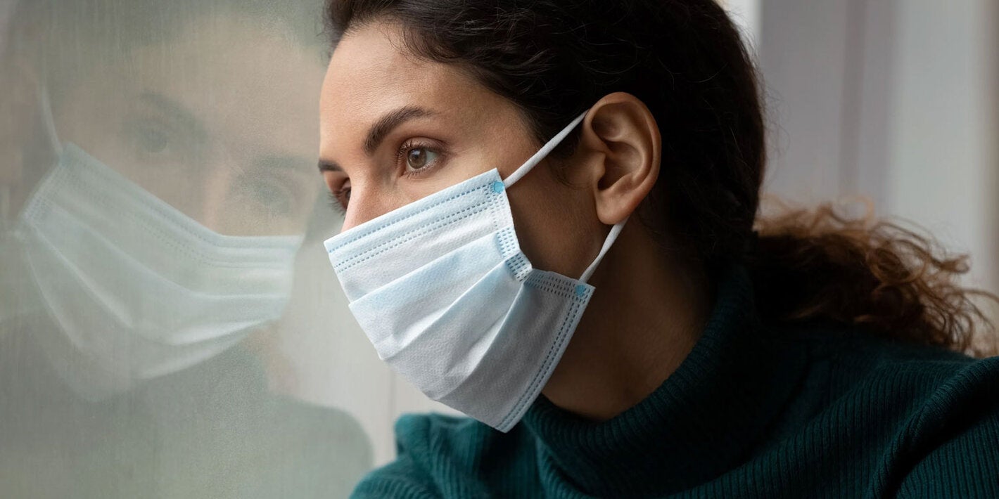 Mujer mira por la ventana