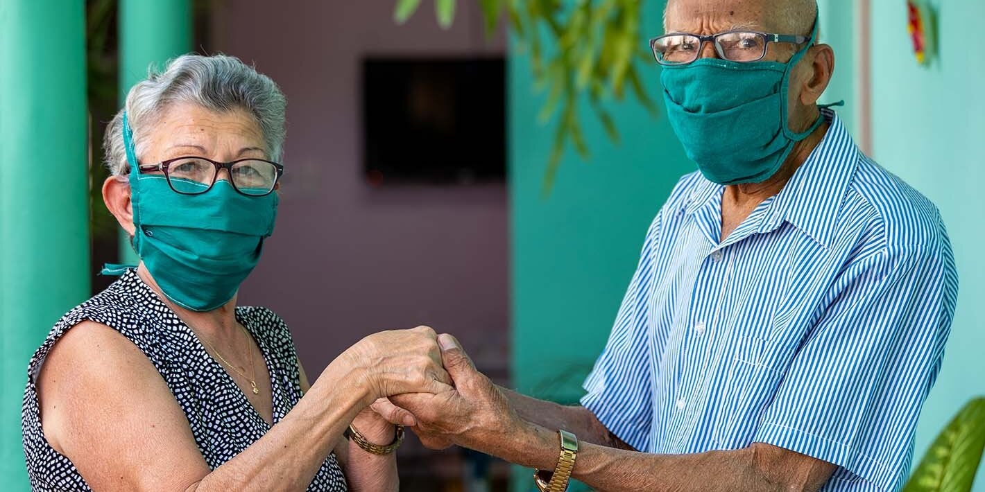 Personas tomadas de las manos