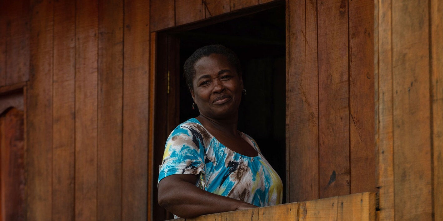 Mujer viendo por la ventana