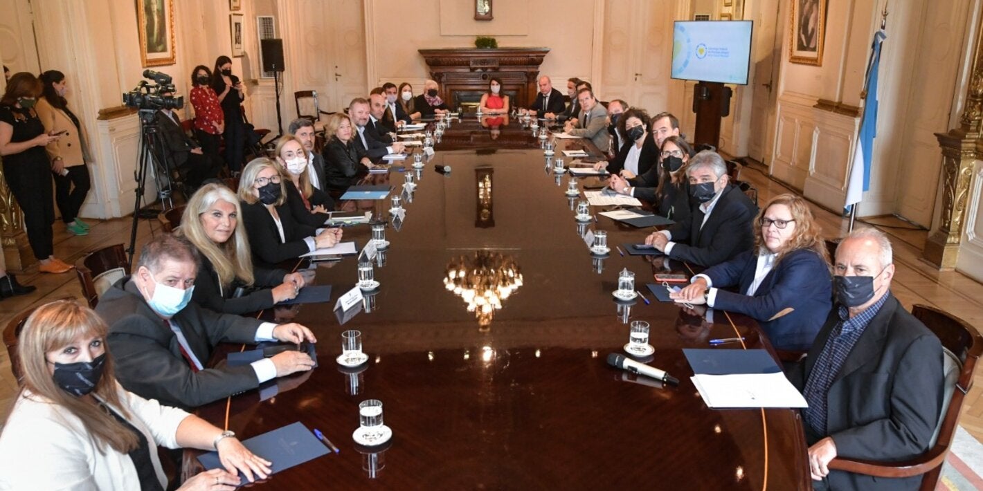 Foto de las autoridades durante el encuentro