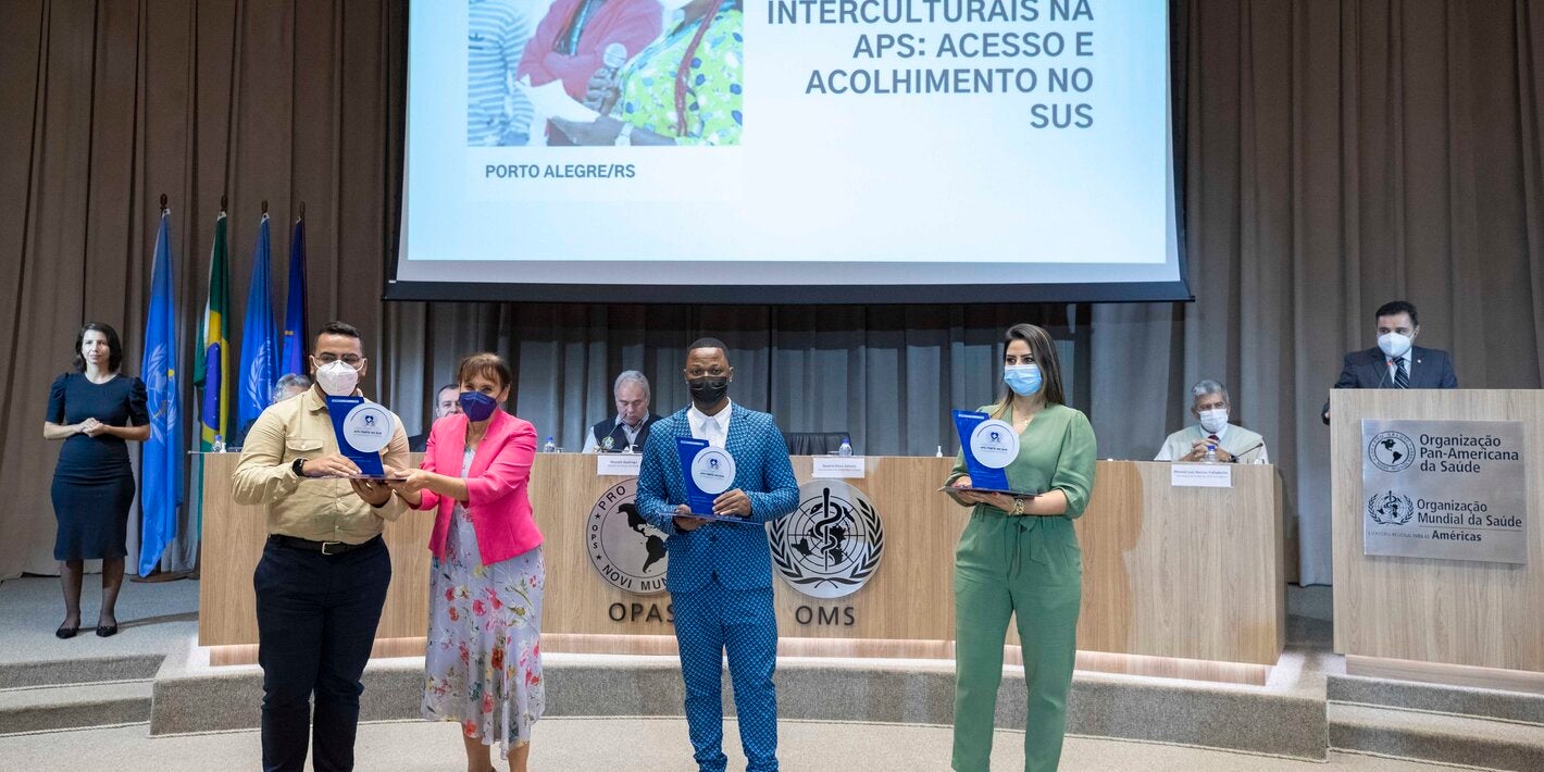 Representante da OPAS/OMS no Brasil entrega prêmio a um dos vencedores