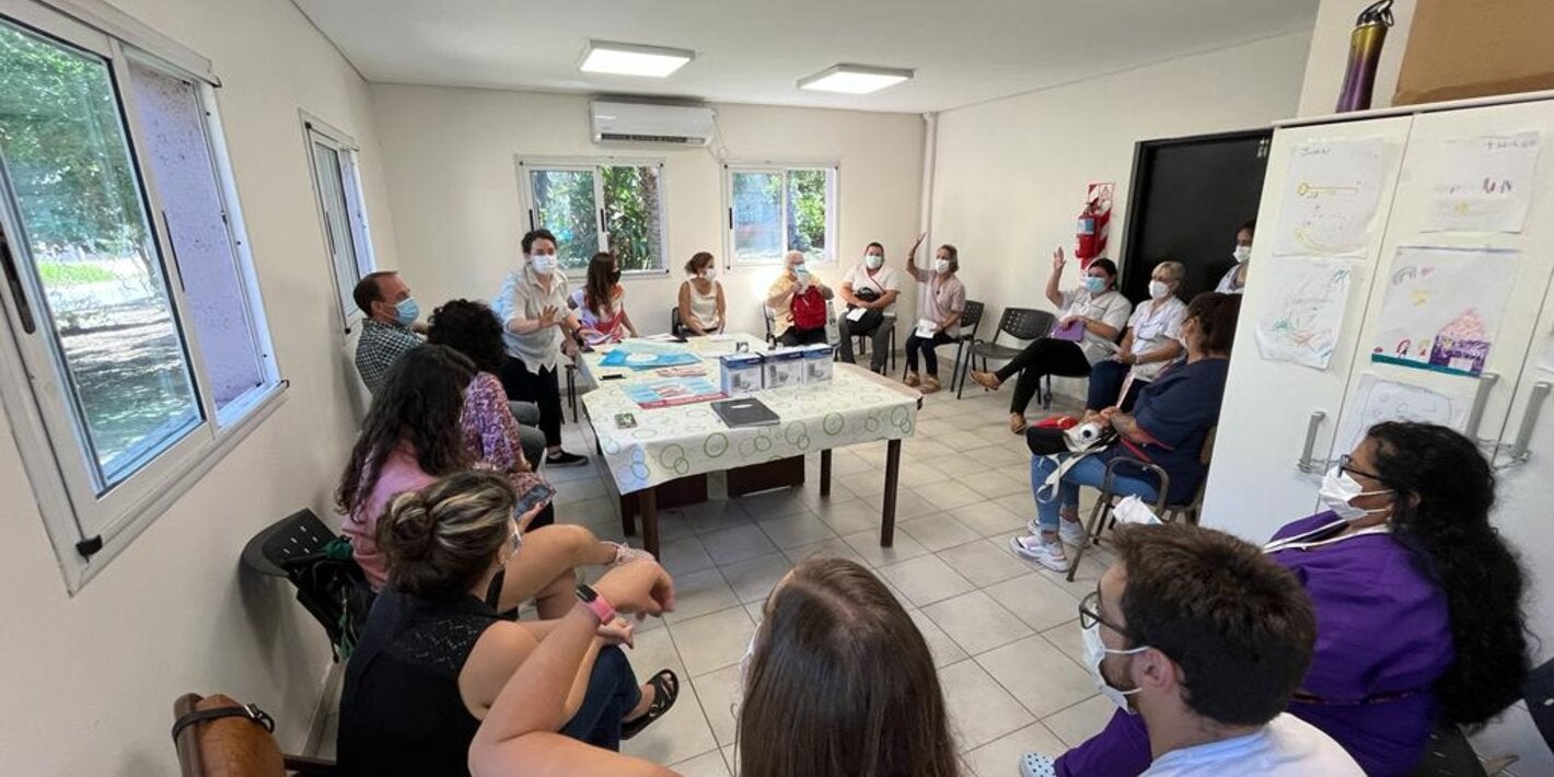 Imagen de un encuentro de sensibilización y capacitación en centros de atención primaria de la salud 