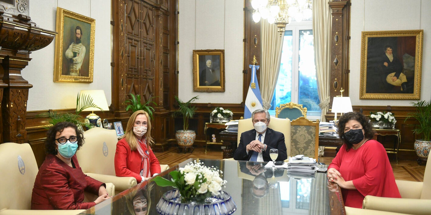 La representante de la OPS/OMS, Eva Jané Llopis, junto a la directora de Salud Mental y Abuso de Sustancias de la OMS, Dévora Kestel; el presidente de la nación, Alberto Fernández; y la ministra de Salud, Carla Vizzotti.