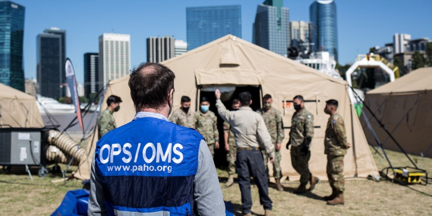 Personal de los equipos médicos de emergencia durante la capacitación en el Apostadero Naval de Buenos Aires, en Argentina.