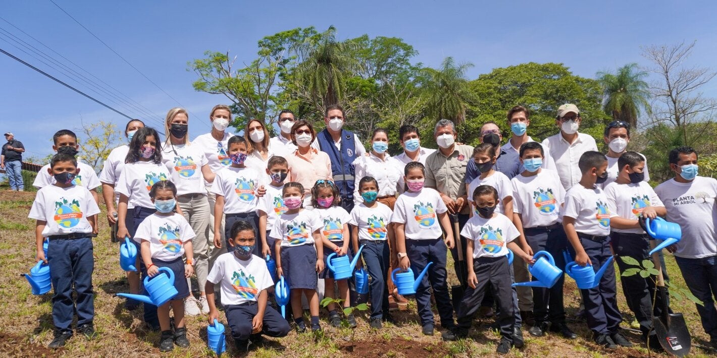 Autoridades con niños y niñas que participaron en la siembra