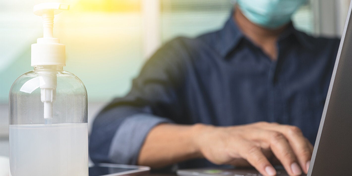 personal de salud usando computadora