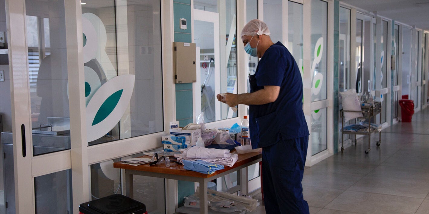 Profesional de salud en hospital Maciel Uruguay