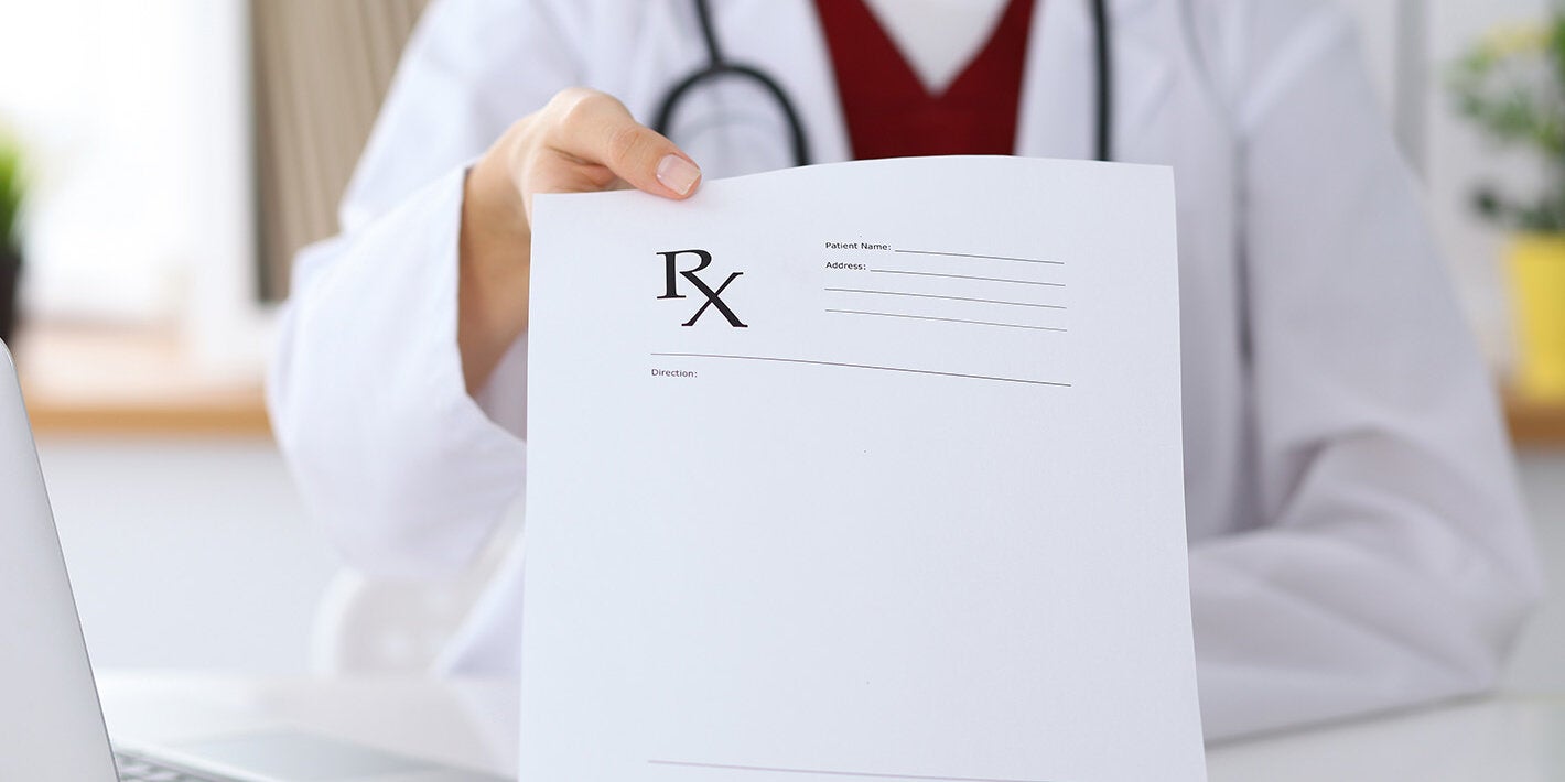 Profesional de salud entrega receta