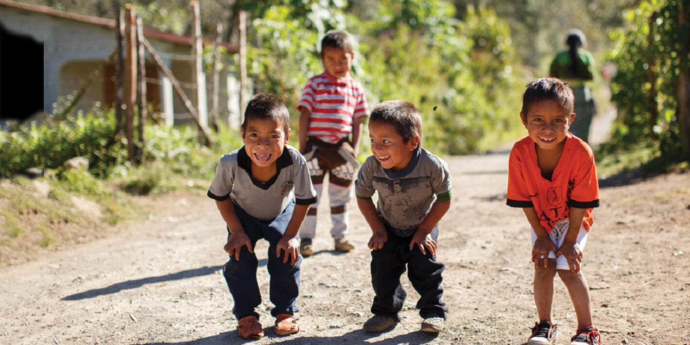 Nenes jugando al aire libre