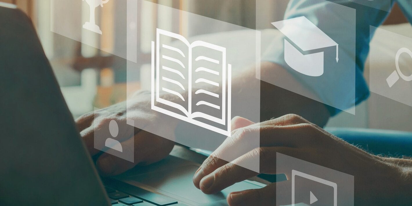 Persona utiliza computadora