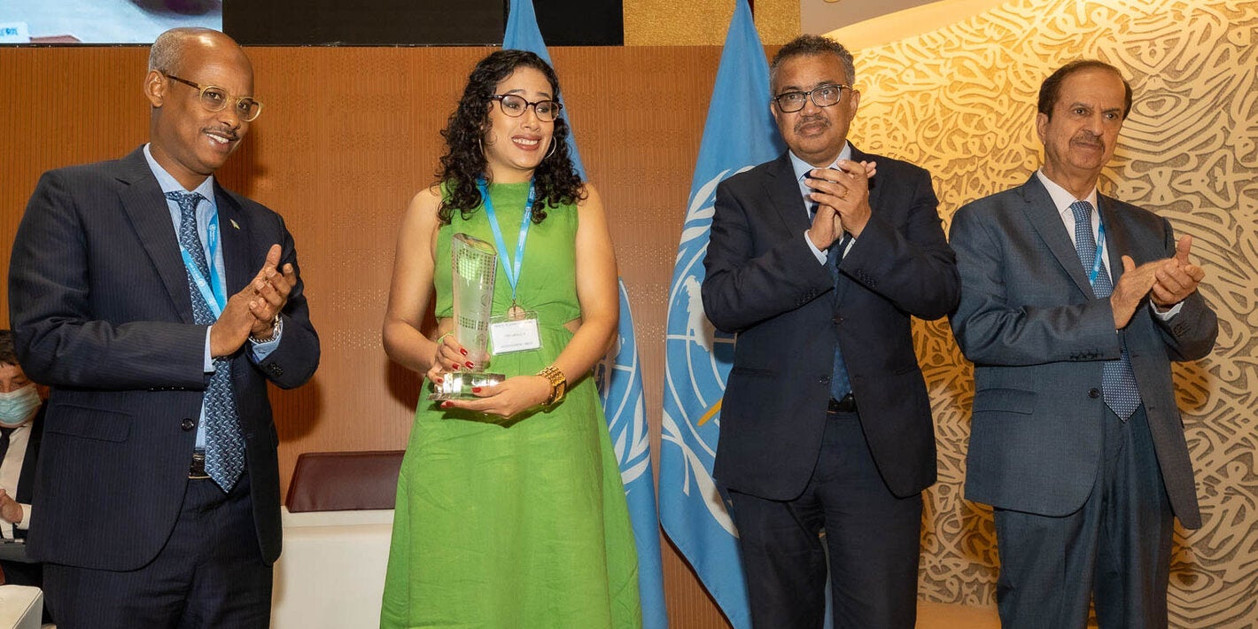 Rosalia Bohórquez, embajadora y representante permanente de Nicaragua ante las Naciones Unidas en Ginebra, recibe el Premio de la Fundación de los Emiratos Árabes Unidos para la Salud, en representación de su país.