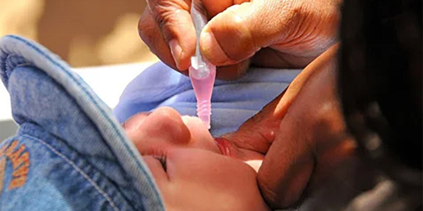 Niño recibe dosis oral de polio